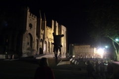 Noční Avignon